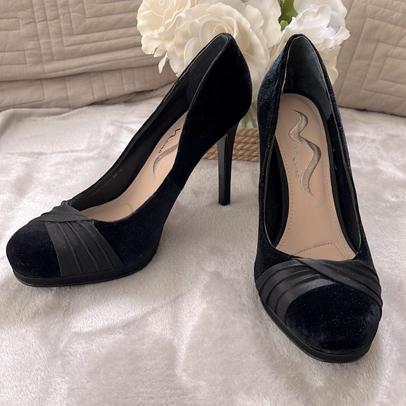 Nina black velvet heels - Picture 1 of 17
